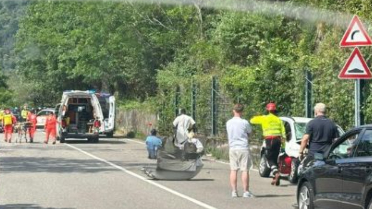 Incidente a Maccagno, auto sbanda sulla statale e falcia un gruppo di ragazzi a piedi: morta una 17enne, 3 feriti gravi