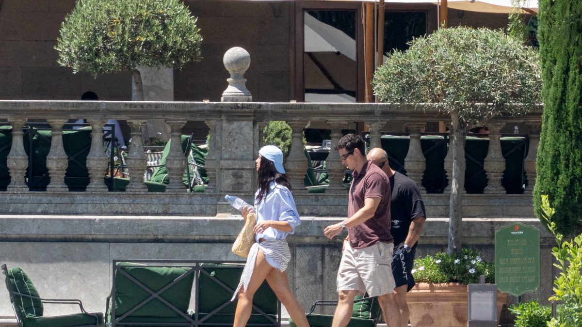 Dua Lipa e Callum Turner, la festa è finita: i saluti con gli ospiti, il relax a Villa Igiea. Il sindaco di Palermo: «Spot incredibile per la città»