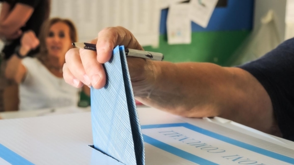 Ballottaggi comunali 2026, affluenza definitiva al 52% in calo di otto punti. Il centrodestra si conferma a Macerata, il centrosinistra conquista Agrigento