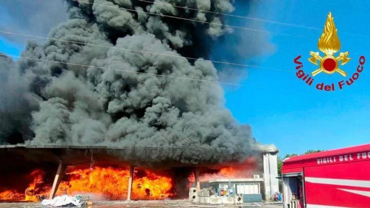 Maxi incendio a Vicopisano, in fiamme un capannone di stoccaggio di plastica dell'azienda Delca. Evacuate alcune fabbriche e una scuola