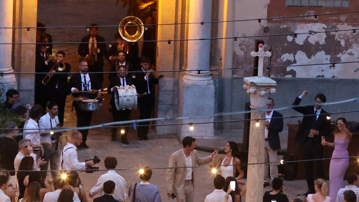 Dua Lipa e Callum Turner: addio a Palermo (con un regalo)