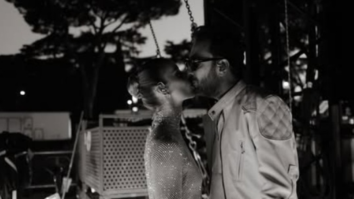 Cesare Cremonini e la fidanzata Caterina Licini incantano insieme sul palco (e sui social arriva la foto del bacio)