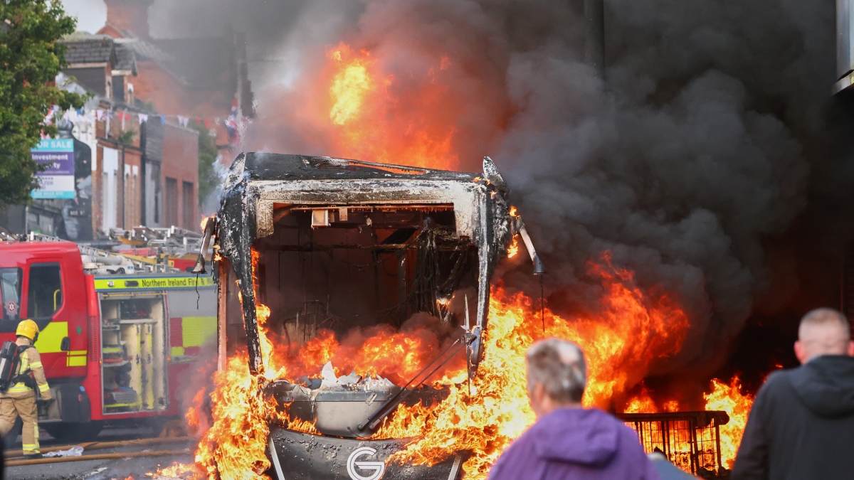Irlanda del Nord, veicoli in fiamme e strade bloccate dopo un attacco con coltello attribuito a un migrante