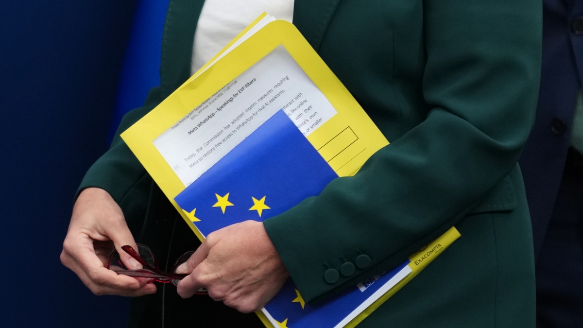 L'Ue obbliga Meta ad aprire le porte di WhatsApp ai chatbot rivali. Ma la Big Tech non ci sta: «È un abuso normativo»