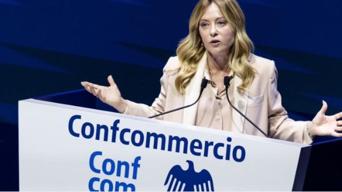 Confcommercio, Meloni: «No alla patrimoniale, vogliamo ridurre il carico fiscale sul ceto medio». Sangalli: «Più credito alle imprese»