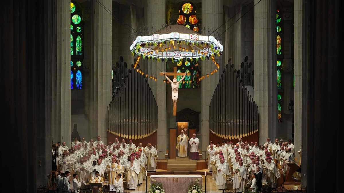 Barcellona, Papa Leone XIV celebra messa nella Sagrada Familia: «Non possiamo credere in Gesù e fare la guerra»