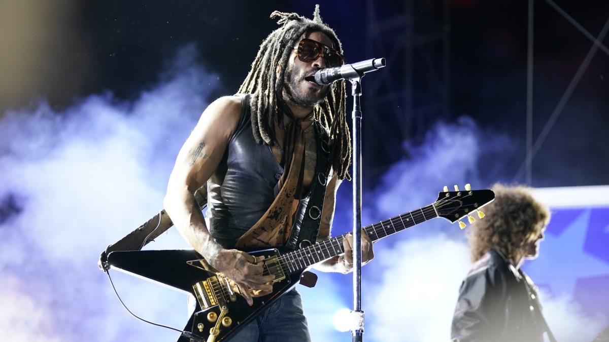 Lenny Kravitz inaugura Firenze Rocks, sex symbol fuori dagli schemi e un debole per gli anni 60 e 70