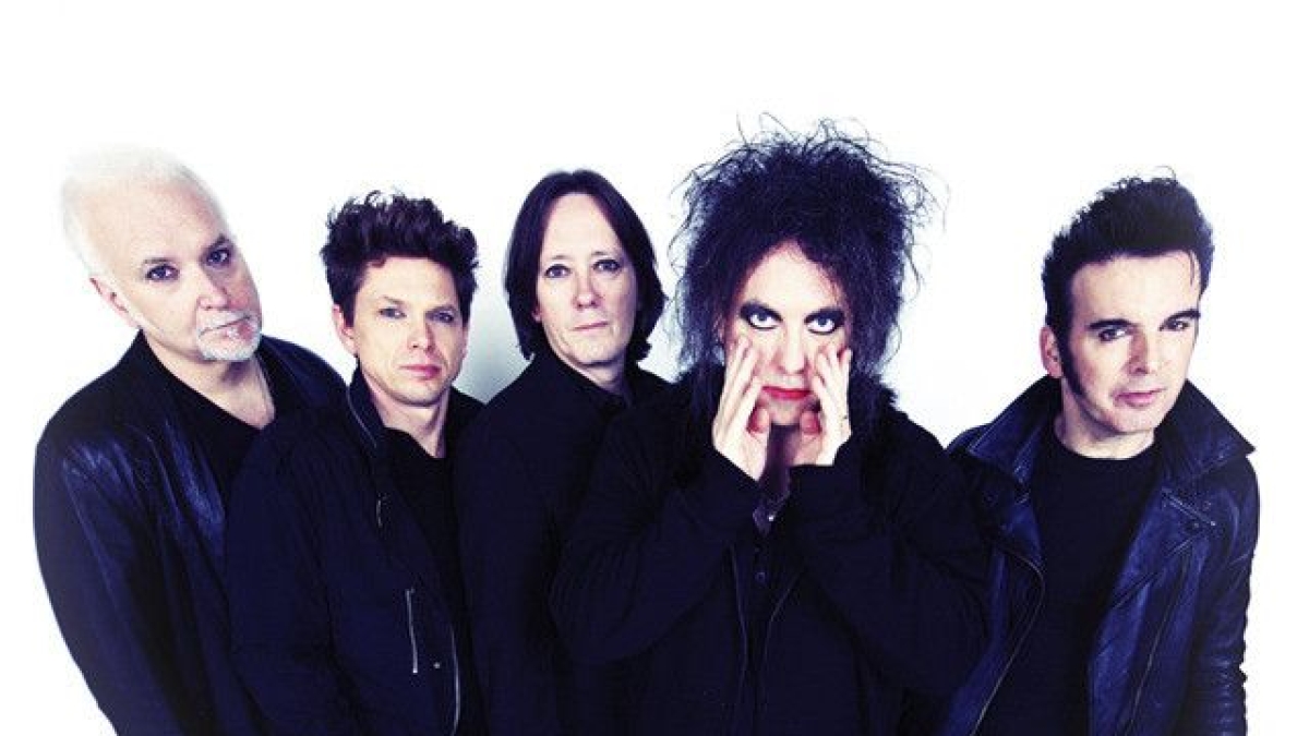 The Cure, poche parole, tanto eyeliner in bilico fra new wave e dark alla Visarno Arena per Firenze Rocks
