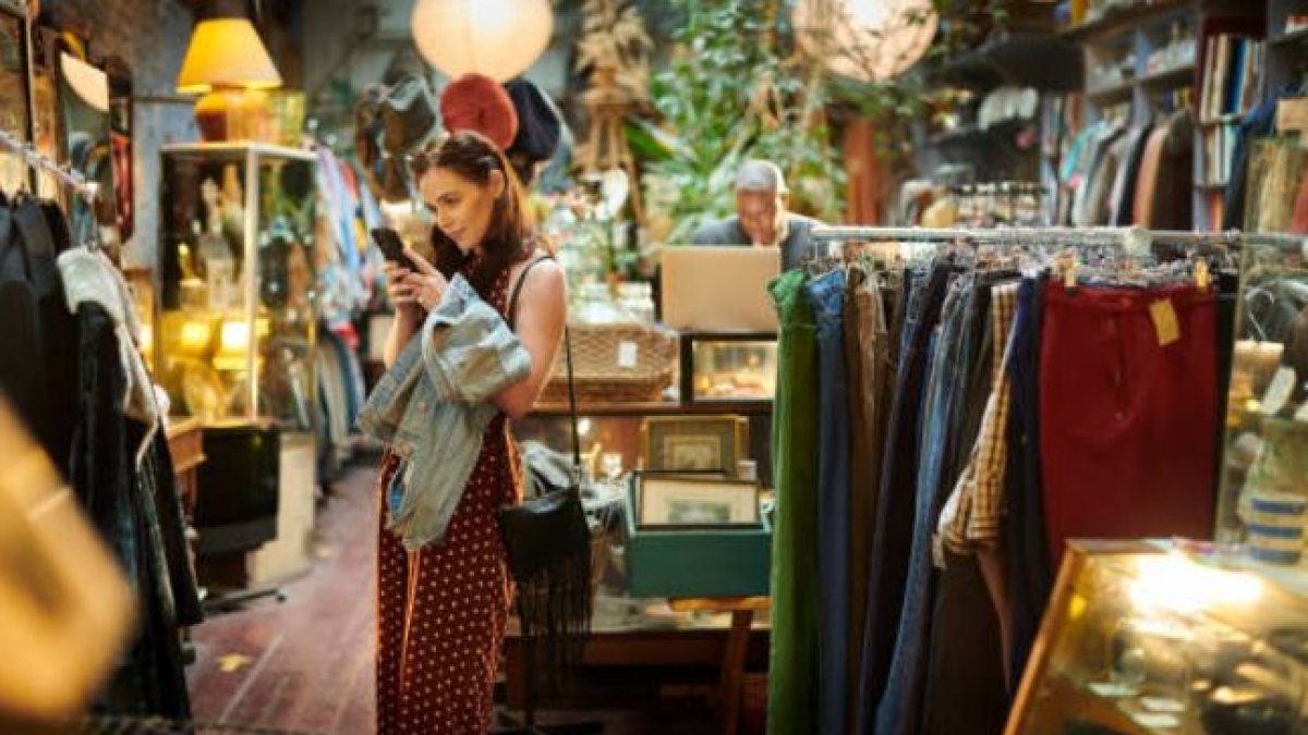 Il vintage (anche di lusso) cresce più della moda tradizionale: quali sono i motivi del boom dell'usato
