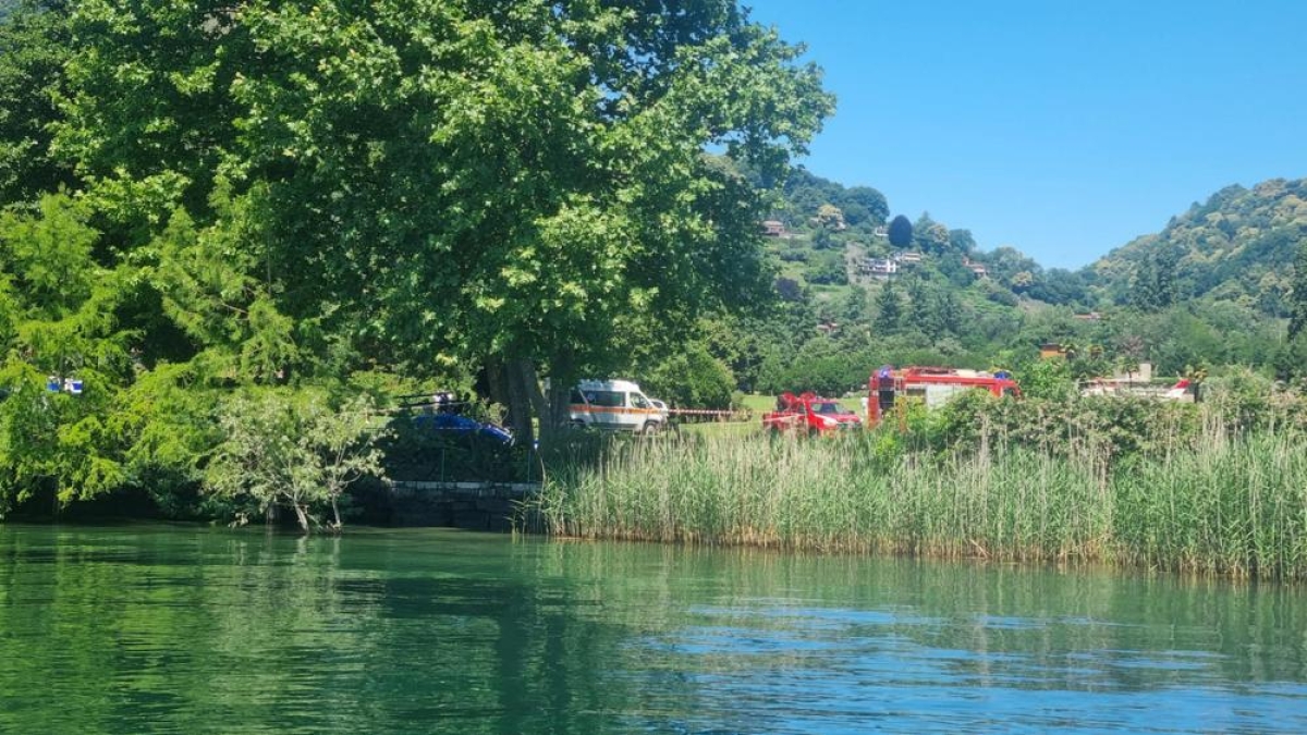 Elicottero precipita a Solcio di Lesa, sul Lago Maggiore, nel Novarese: morto il pilota, feriti tre turisti tedeschi