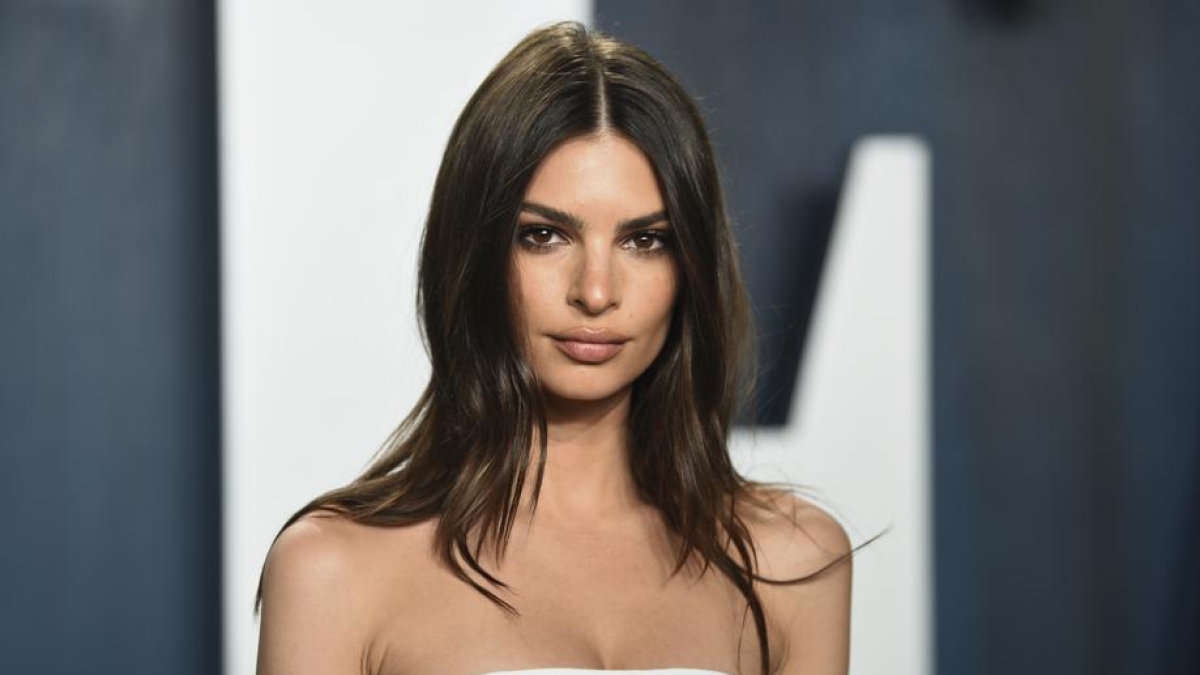 Emily Ratajkowski si confessa in un nuovo saggio: «Così (grazie al dating) ho ritrovato me stessa, dopo la maternità e il divorzio»