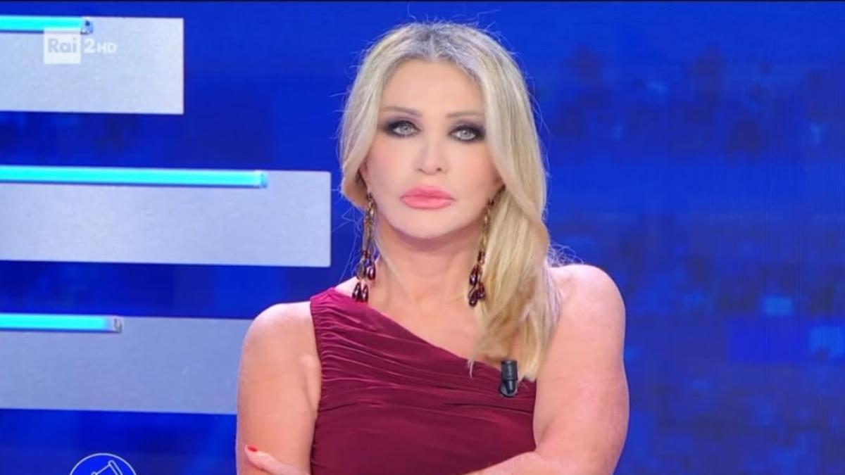 Paola Ferrari criticata per viso e occhi: "Due tumori e ore di lavoro"