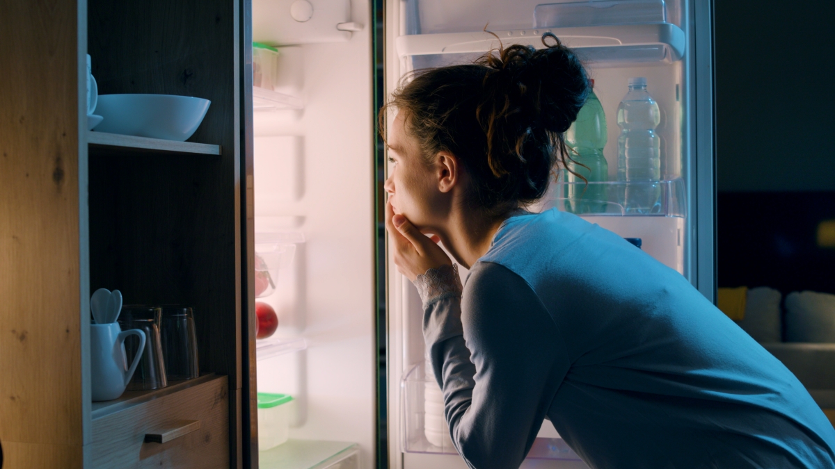 Mangi di notte? La salute dell’intestino rischia di andare in tilt