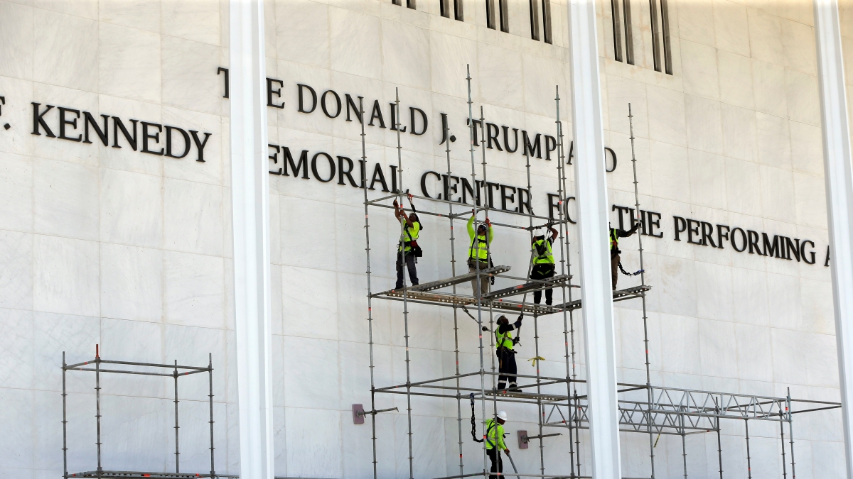 Rimosso il nome di Donald Trump dal Kennedy Center: per i giudici è illegittimo