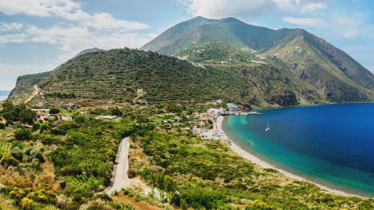 Filicudi, la bambina che aveva scritto a Meloni potrà frequentare la prima media sull’isola: per lei un percorso didattico innovativo