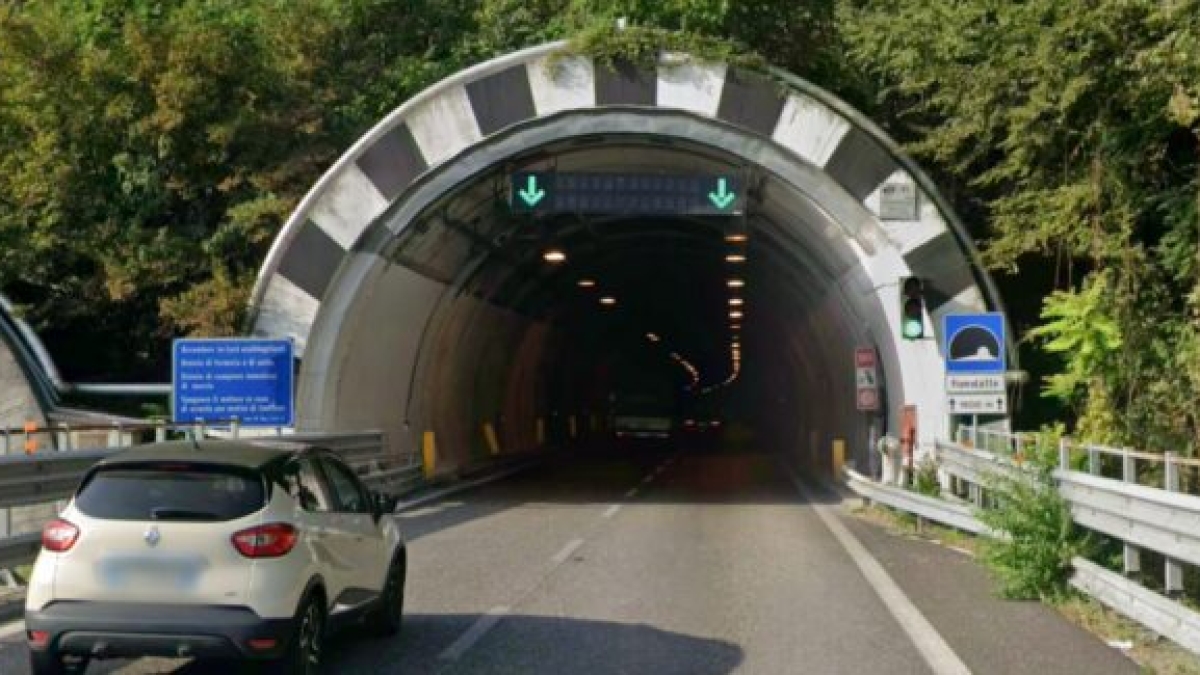 Lecco, 18enne in moto si schianta contro un'auto nella galleria di Abbadia Lariana e muore sul colpo