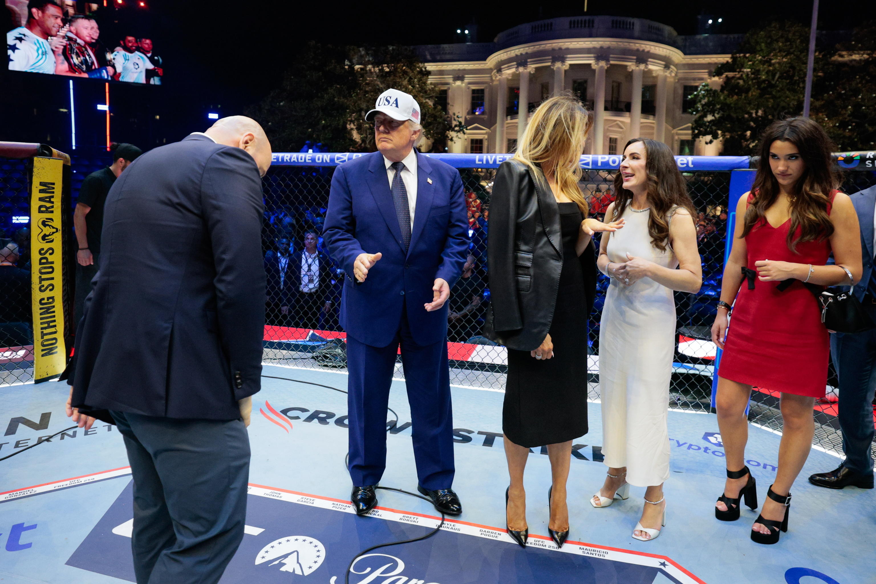 Trump, la super festa per gli ottant'anni con lo show di arti marziali. E uno dei lottatori grida dal ring: «Michelle Obama è un uomo»