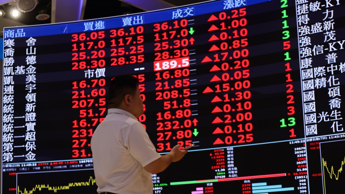 Borse e petrolio 15 giugno quotazioni in diretta | L’Europa apre in rialzo, Milano a +1,4%, crolla il barile: l’effetto dell’accordo di pace sui mercati