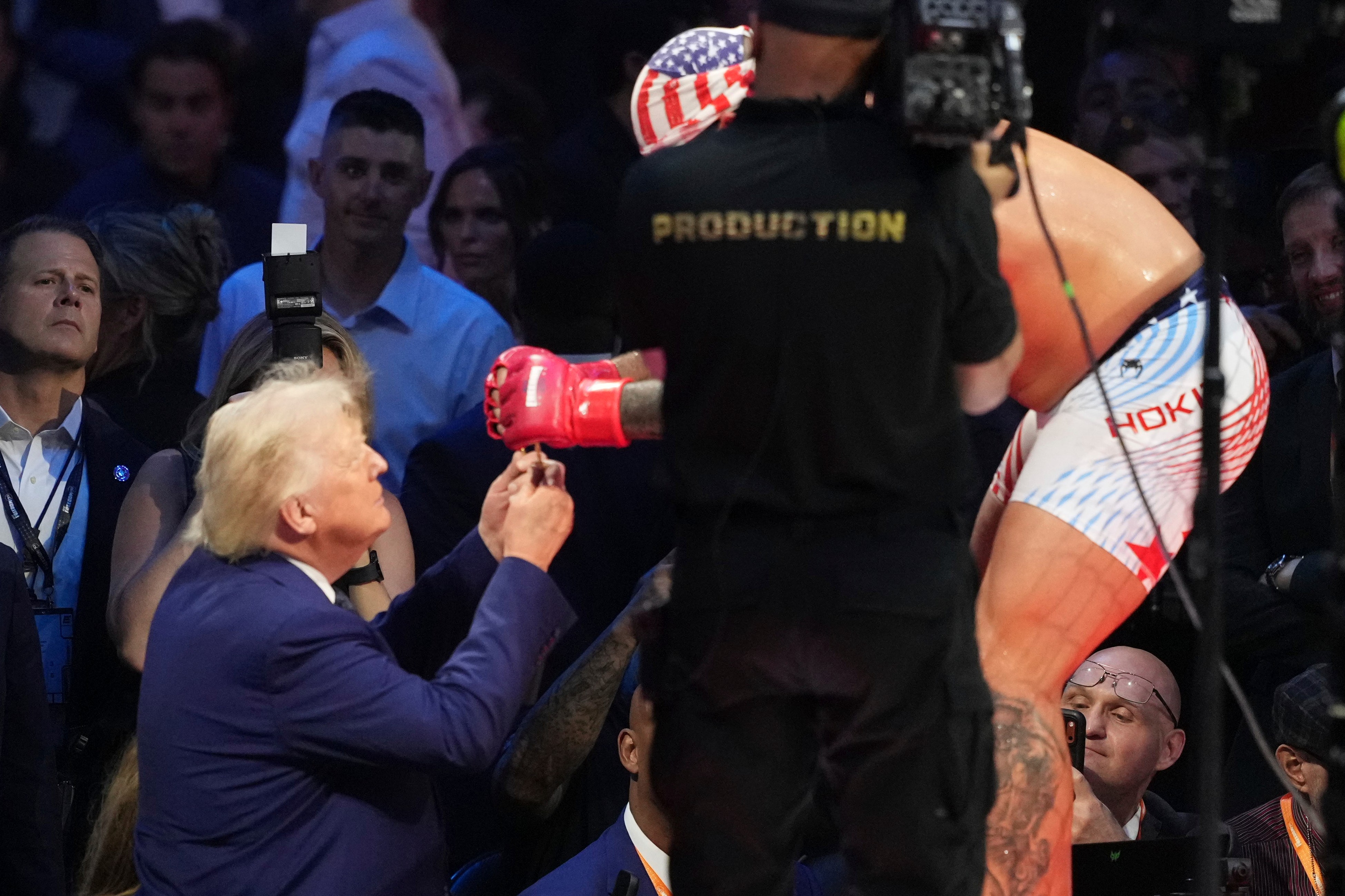 Trump, la super festa per gli ottant'anni con lo show di arti marziali. E uno dei lottatori grida dal ring: «Michelle Obama è un uomo»
