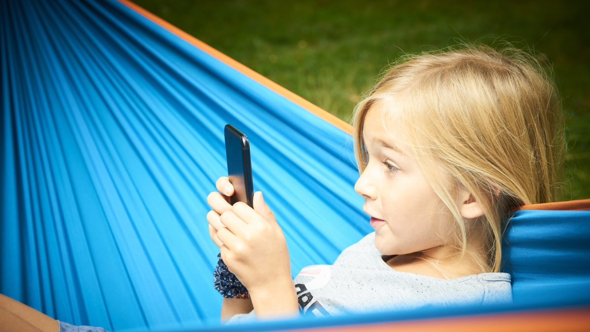 Come proteggere bambini e adolescenti dal rischio di iperconnessione in vacanza?