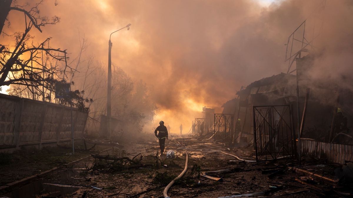 Guerra Ucraina-Russia, le notizie in diretta | Zelensky incontra Trump al G7: «Importante coordinare le posizioni». Il presidente Usa: «Pronti a ripristinare le sanzioni al petrolio russo»