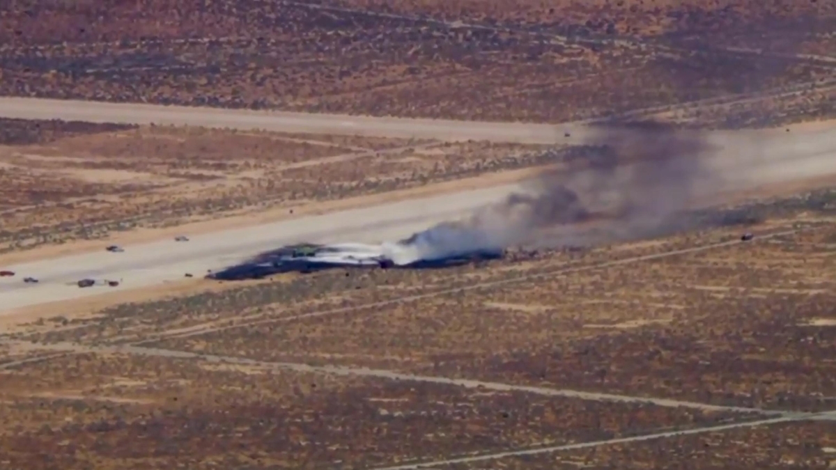 Bombardiere B-52 precipita poco dopo il decollo in California
