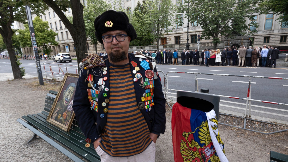 Polonia, il fumettista e dissidente russo Semyon Skrepetsky ucciso in un parcheggio. Tusk: «Assassinio politico»