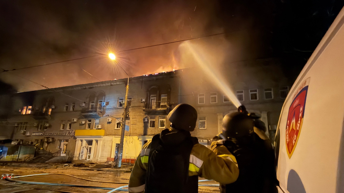 Guerra Ucraina-Russia, le notizie in diretta | Nella notte nuovo attacco delle forze russe con missili contro Kiev. Droni ucraini colpiscono la raffineria di Mosca