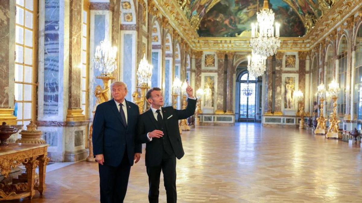 La cena di Trump e Macron tra gli ori di Versailles. E il tycoon ammira: «Questa è roba seria»