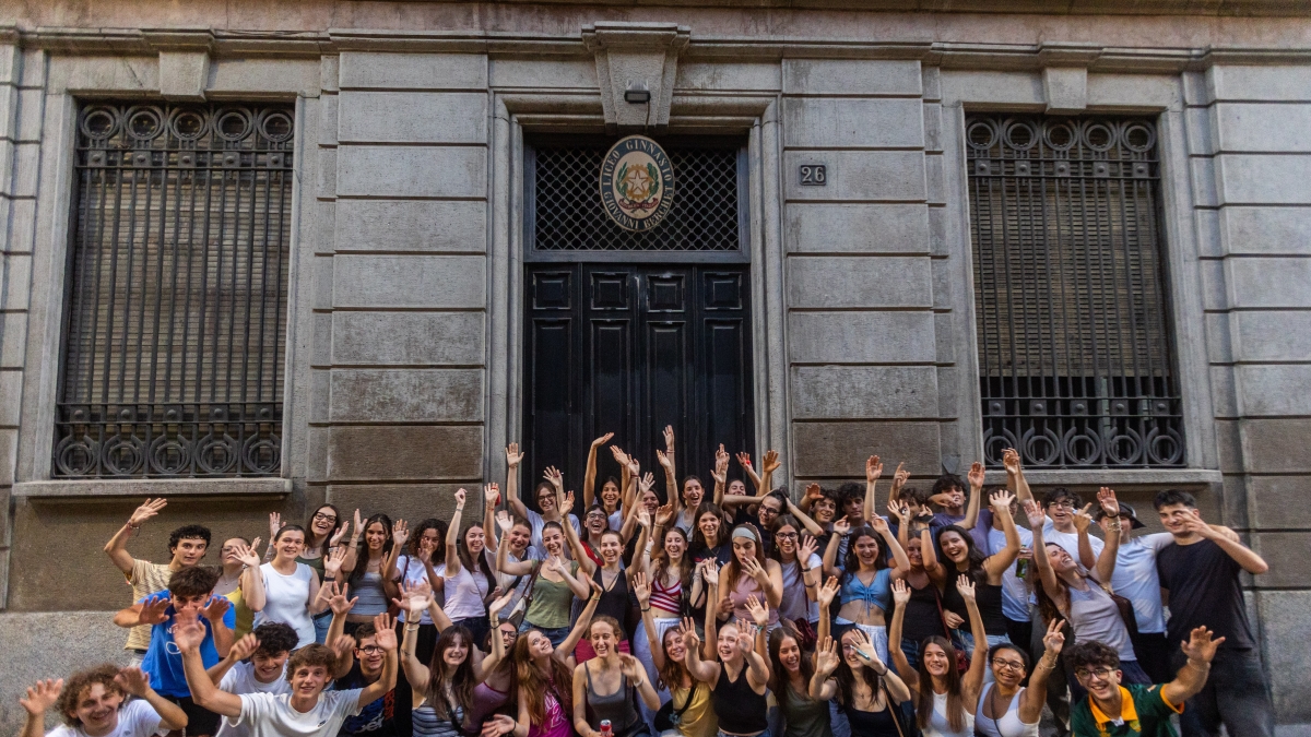Maturità 2026, la prima prova in diretta | Si comincia alle 8.30: 7 tracce possibili e 6 ore di tempo. Plichi aperti: Cesare Pavese e Mario Calabresi tra le tracce