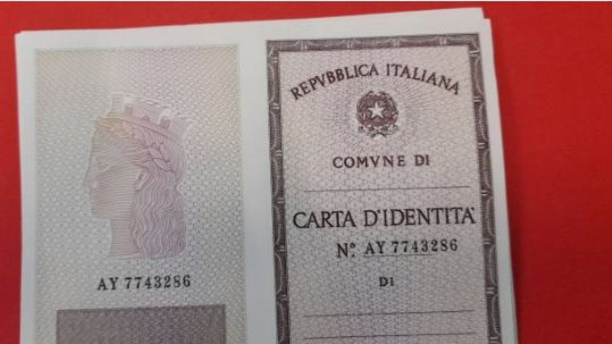 Carta d’identità, la cartacea resta valida dopo agosto ma non per l’espatrio: come fare per l’estero?