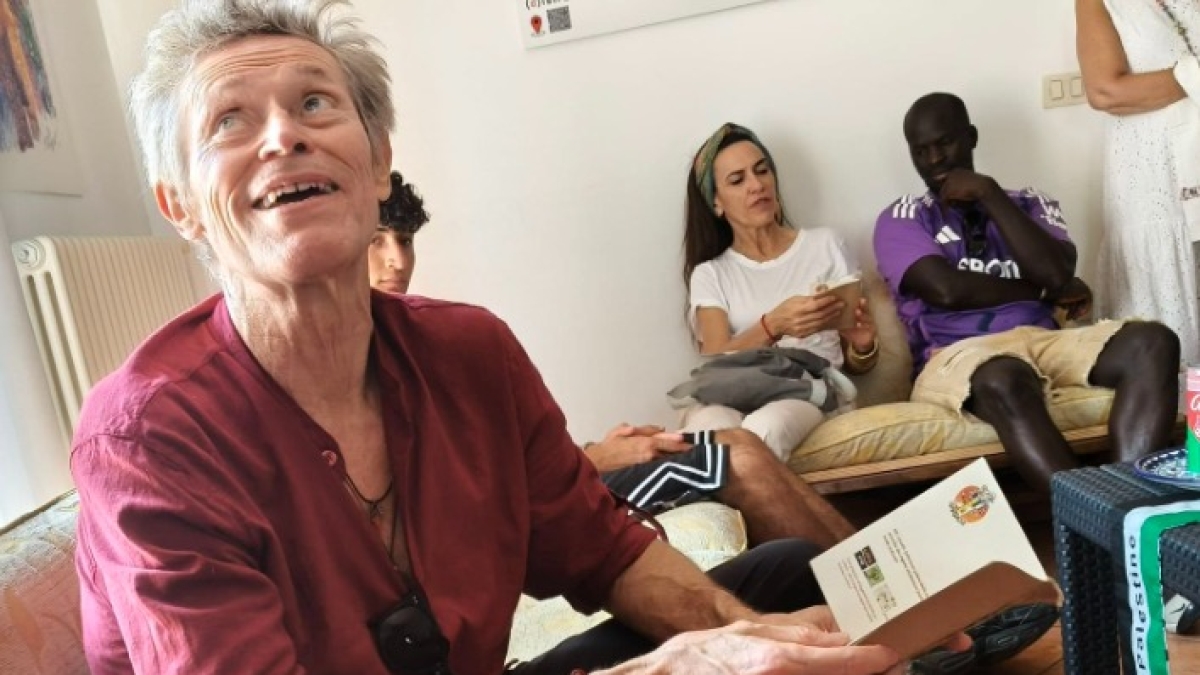 Willem Dafoe a Marghera, visita il quartiere dei migranti: «L'anno prossimo porterò la Biennale Teatro anche qui»