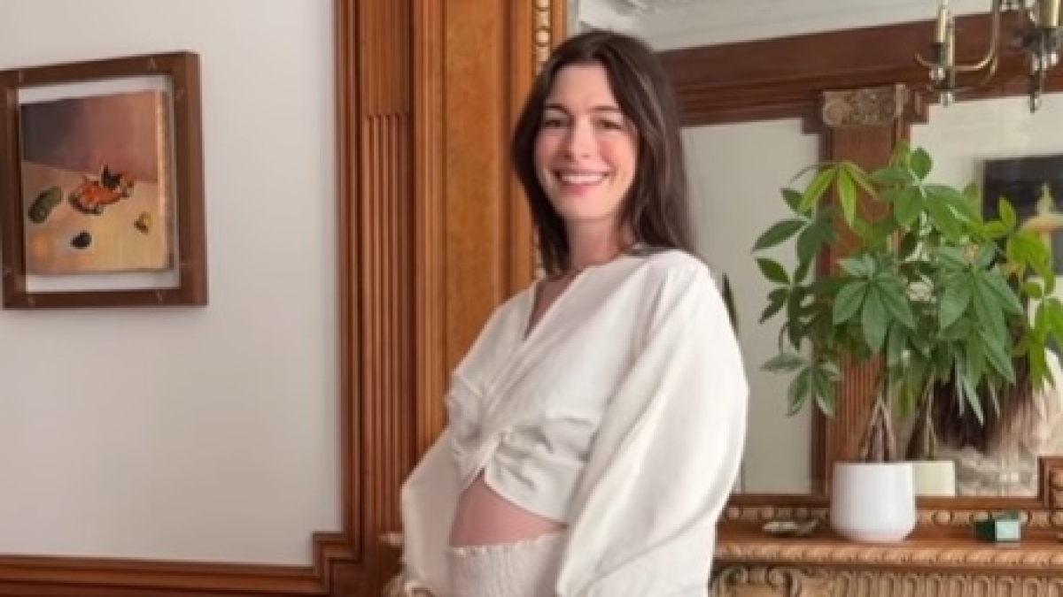 Anne Hathaway aspetta il terzo figlio: l'annuncia (emozionata) sui social