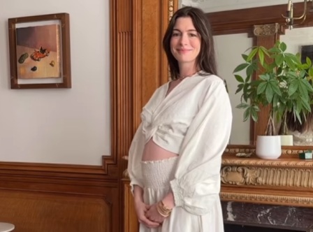 Anne Hathaway aspetta il terzo figlio: l'annuncio (emozionata) sui social