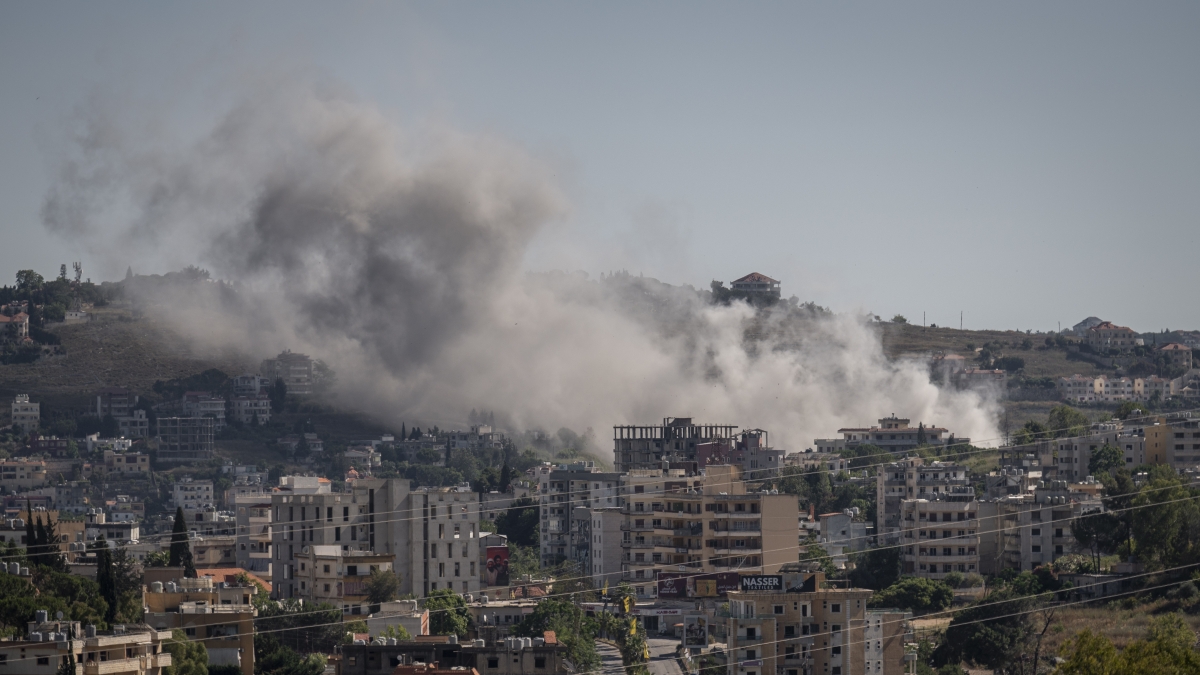 Guerra Usa-Iran, le notizie in diretta | Comando militare iraniano: «Chiudiamo Hormuz, Israele ha violato il cessate il fuoco in Libano». Witkoff e Kushner in Svizzera per i colloqui con l'Iran, Araghchi partirà oggi