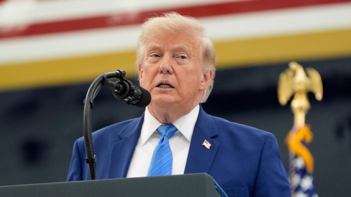 La storia riscritta da Trump: «Io sono più grande di Napoleone e Alessandro Magno. Non avevano gli aerei, giusto?»