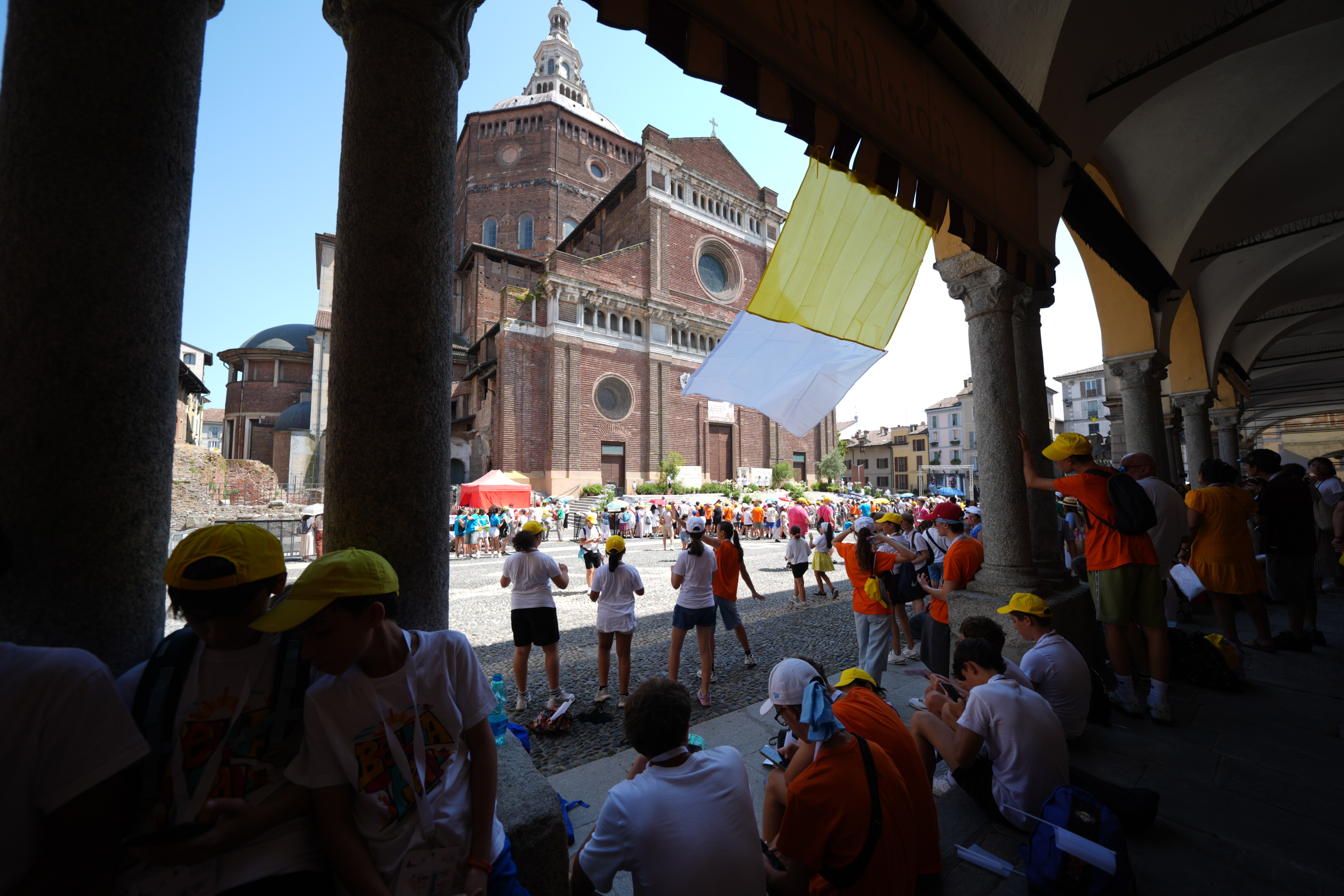 Visita del Papa al Duomo di Pavia, accolto sul sagrato dai i bambini e dalla Comunità sudamericana , Pavia (Italy) June 20, 2026 (Photo Claudio Furlan/LaPresse) The Popeâs visit to Pavia Cathedral, where he was welcomed in the churchyard...