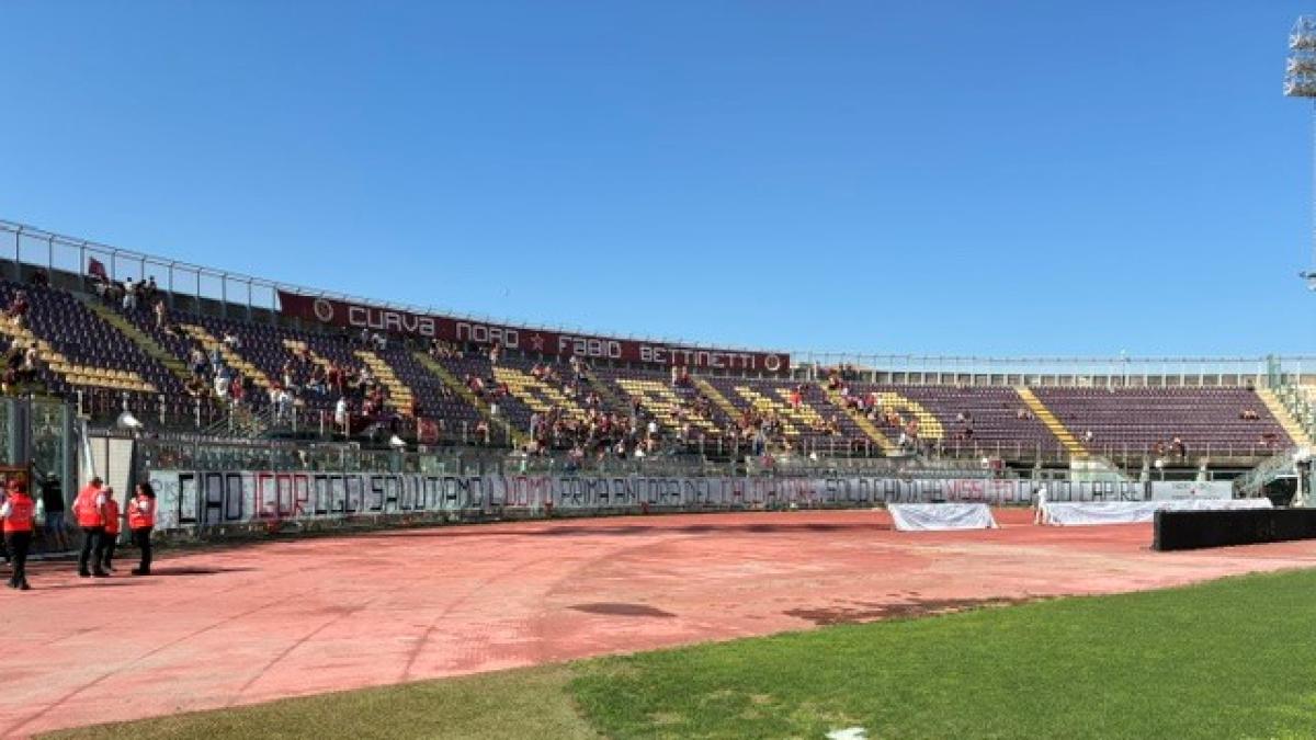 Il Picchi di Livorno omaggia Igor Protti: un "boato al cielo" di 10mila persone