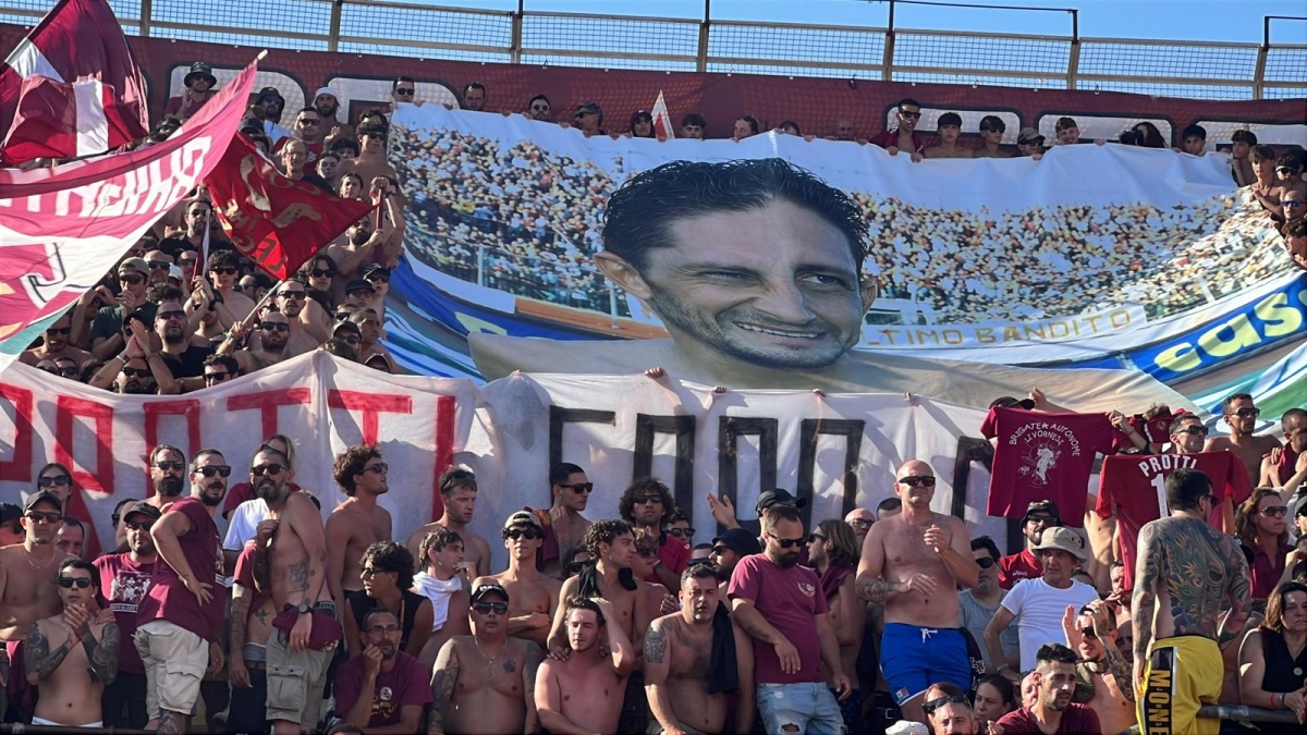 L'ultimo saluto di Livorno a Igor Protti sembra una festa: in 12 mila cantano e gridano per lo «Zar»