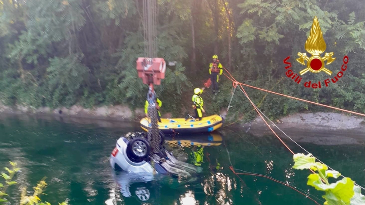 Incidente a Senago, morti tre ragazzi di 17 anni: l'auto finisce nel canale Villoresi. A bordo in nove, indagato il conducente positivo all'alcol test