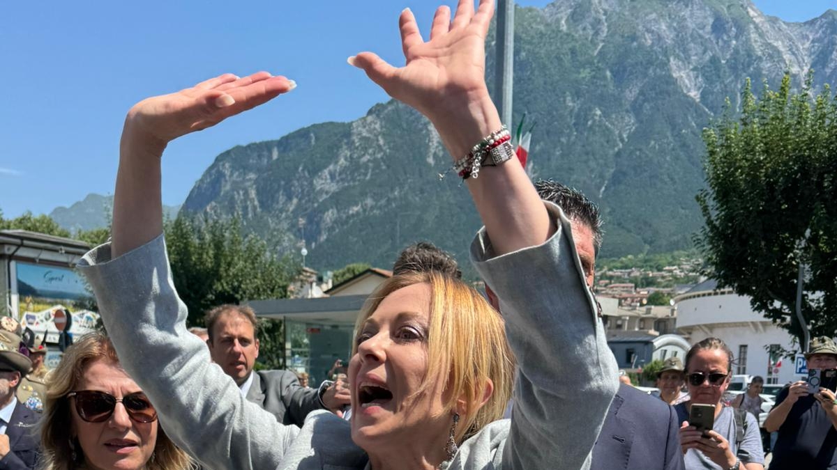 Meloni a sorpresa in Friuli al raduno degli alpini: la mossa identitaria dopo lo scontro con Trump. «Un po' di sano orgoglio nazionale»