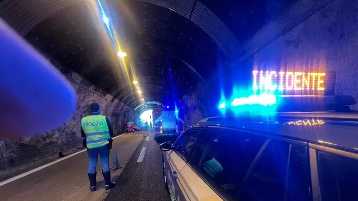 Incidente sulla A26 tra Predosa e Ovada: muore motociclista di 59 anni, ferita la figlia 19enne. Traffico bloccato per ore sotto il sole