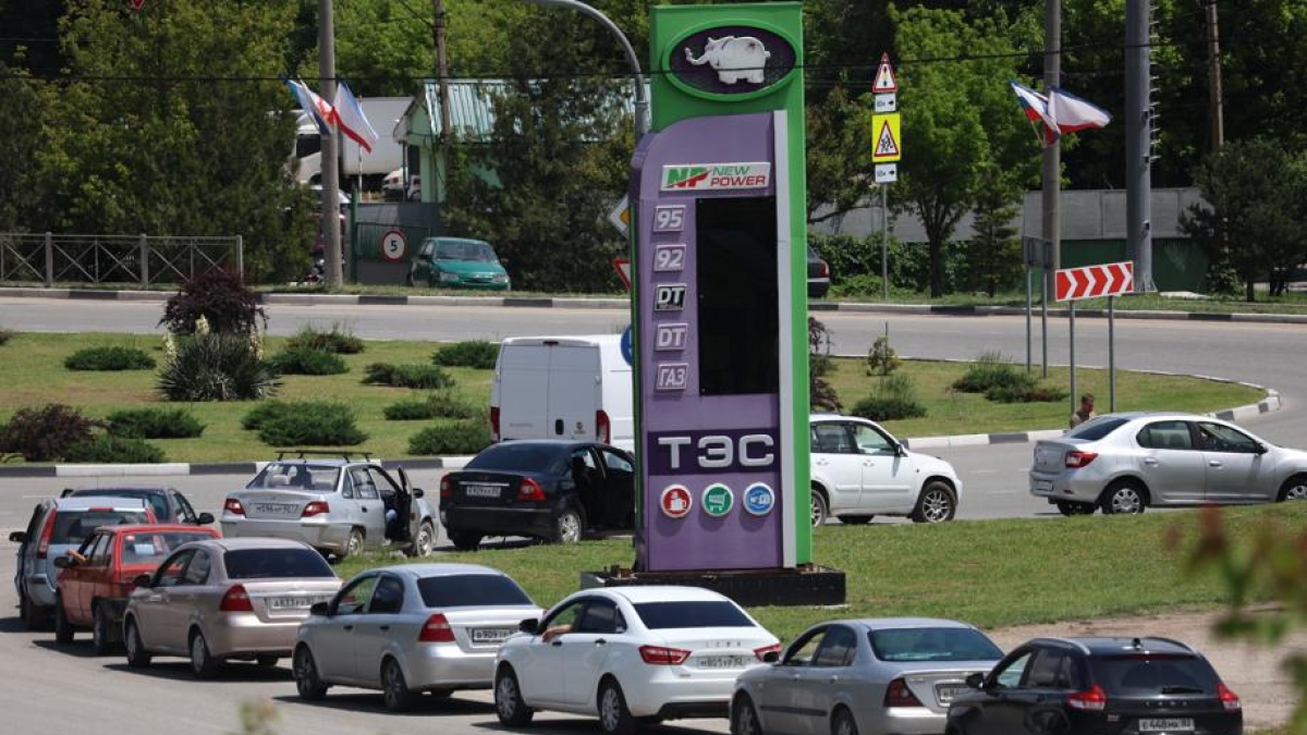 Raid ucraini, la Crimea è senza carburante. Zelensky: «Colpiti gli hub petroliferi»