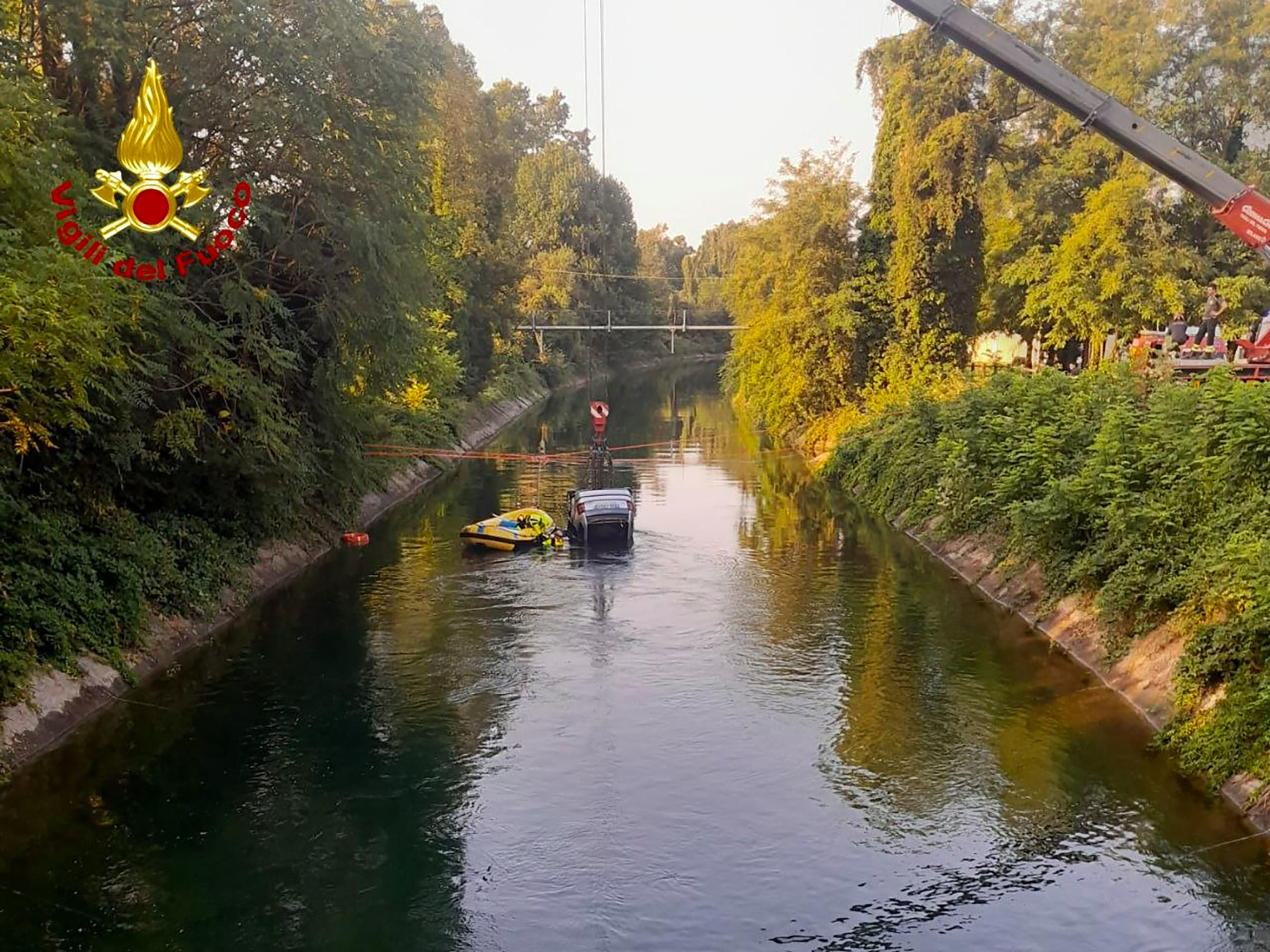 Milano, In nove nell’auto finita nel canale La strage dei ragazzini: tre morti Milano, avevano 17 anni. Il guidatore positivo all’alcol. Salvini: «Vertice sulla sicurezza»