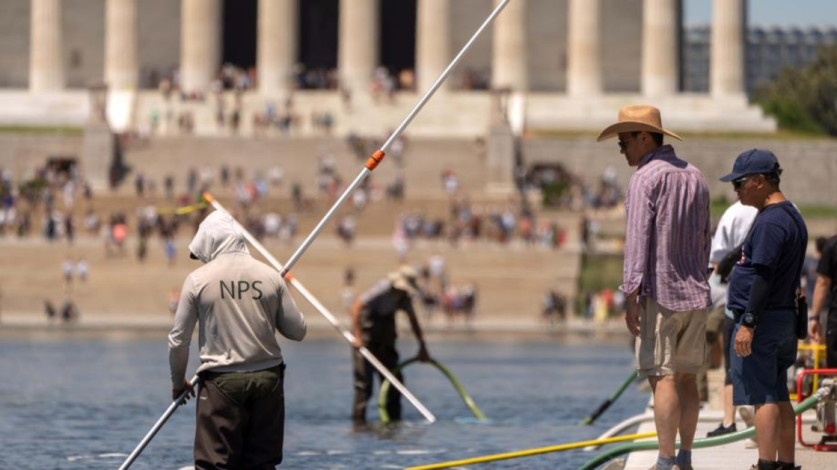 Washington, la Reflecting Pool tra alghe, vandali e sprechi. L’«eterna maledizione» della piscina davanti al Memoriale di Lincoln