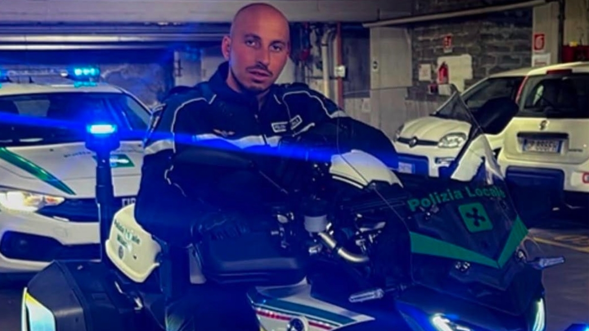 Milano, agente della polizia locale in moto muore durante un inseguimento. Caccia all'auto pirata: «Può averlo speronato»