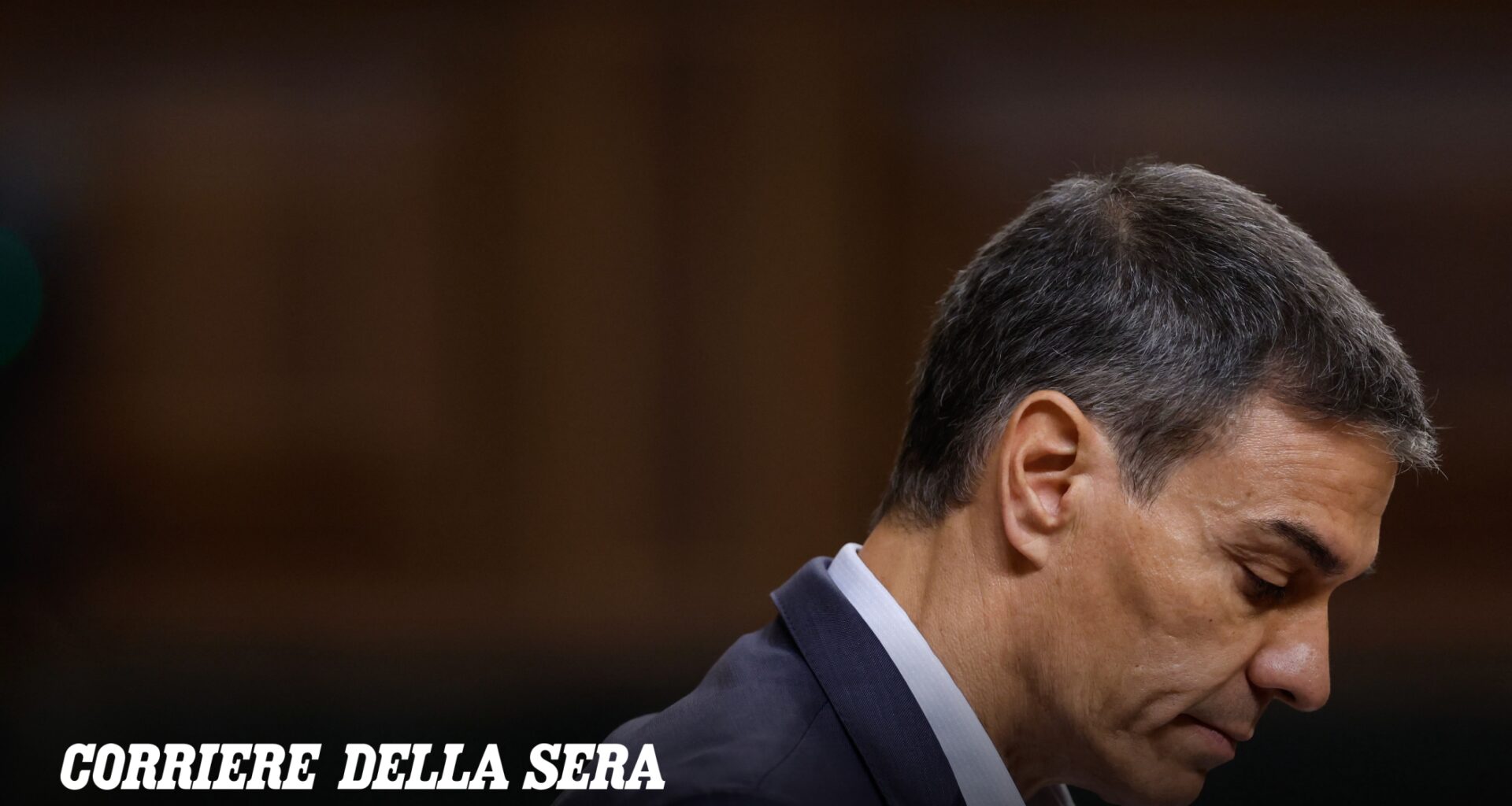 Sánchez, l'autodifesa (con contrattacco) sulla corruzione: «scarica» gli ex collaboratori, si infuria per le accuse a moglie e fratello. E promette: «Andremo avanti»