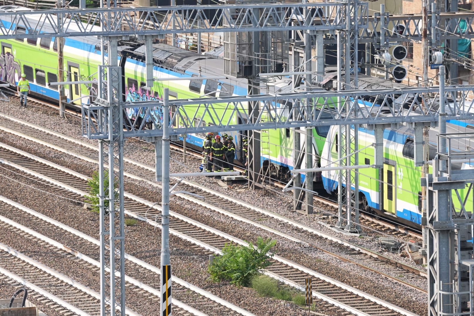 Milano, treno regionale con circa 300 passeggeri a bordo, tra cui bambini, bloccato sotto il sole senza aria condizionata