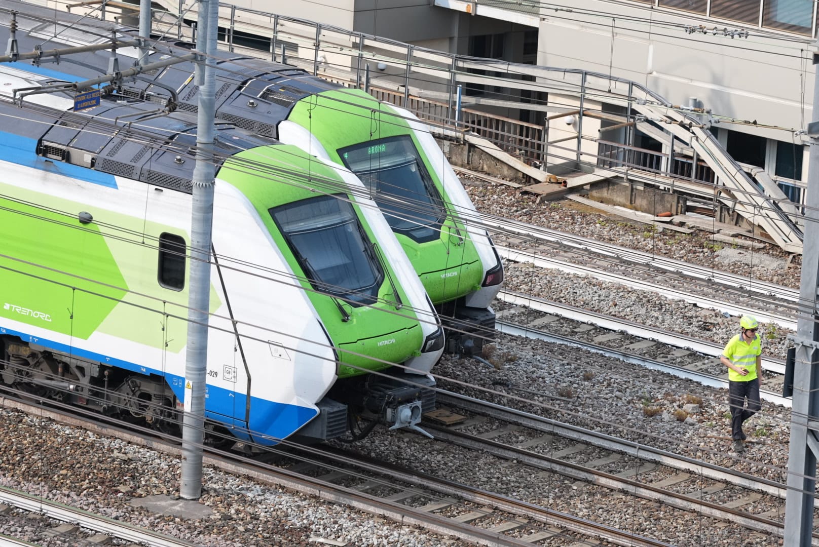 Milano, treno regionale con circa 300 passeggeri a bordo, tra cui bambini, bloccato sotto il sole senza aria condizionata