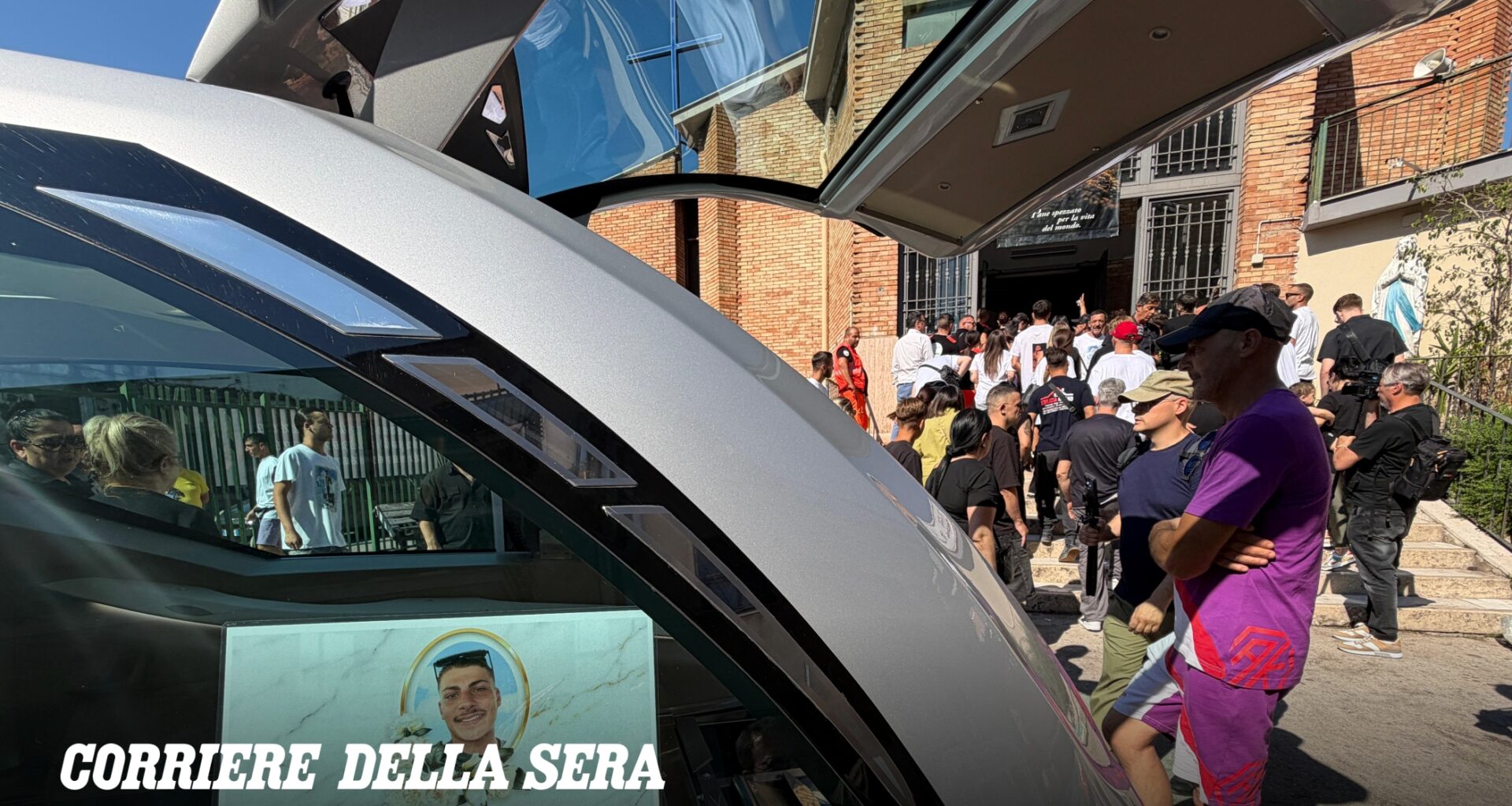 Funerali Lorenzo Spasiano, c'è anche la mamma di Giò Giò Cutolo: «Ora sono angeli». Il parroco: chi ha ucciso si costituisca